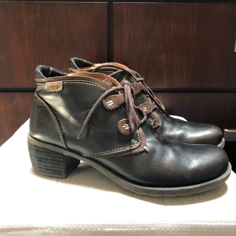 Pikolinos black leather lace up booties size 38/8